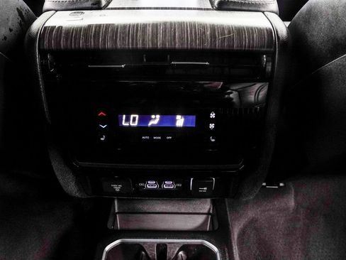 Used 2024 Jeep Wagoneer L Series II AWD/4WD image 20