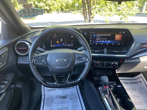 Used 2025 Chevrolet Trax RS FWD image 14