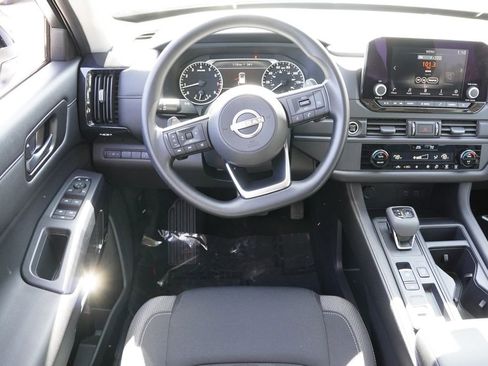 Used 2024 Nissan Pathfinder S image 19