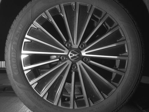 Used 2025 Volkswagen Taos SE image 12