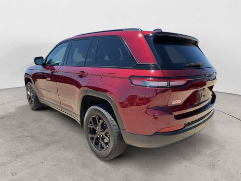 Used 2024 Jeep Grand Cherokee Altitude AWD/4WD image 7
