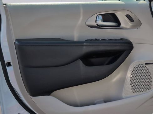 Used 2018 Chrysler Pacifica Limited FWD image 15