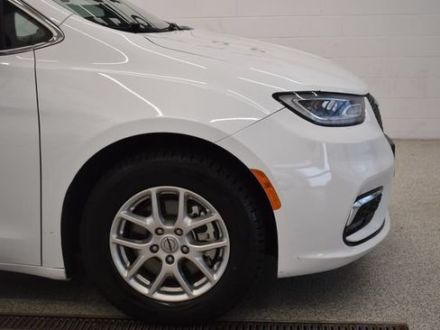 Used 2024 Chrysler Pacifica Touring-L FWD image 13