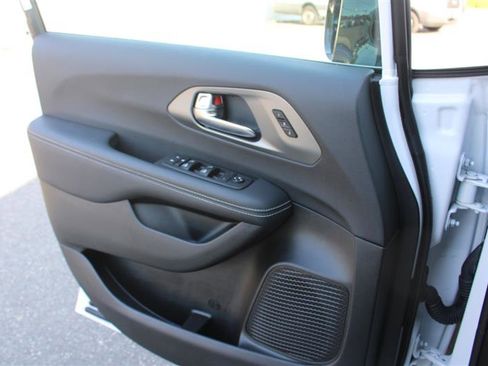 Used 2026 Chrysler Pacifica Select FWD image 9