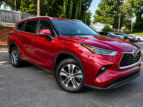 Used 2023 Toyota Highlander XLE AWD/4WD image 1