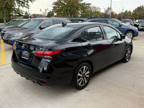Used 2023 Nissan Versa SV image 3