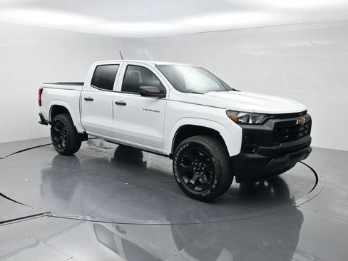 Used 2024 Chevrolet Colorado W/T RWD image 2
