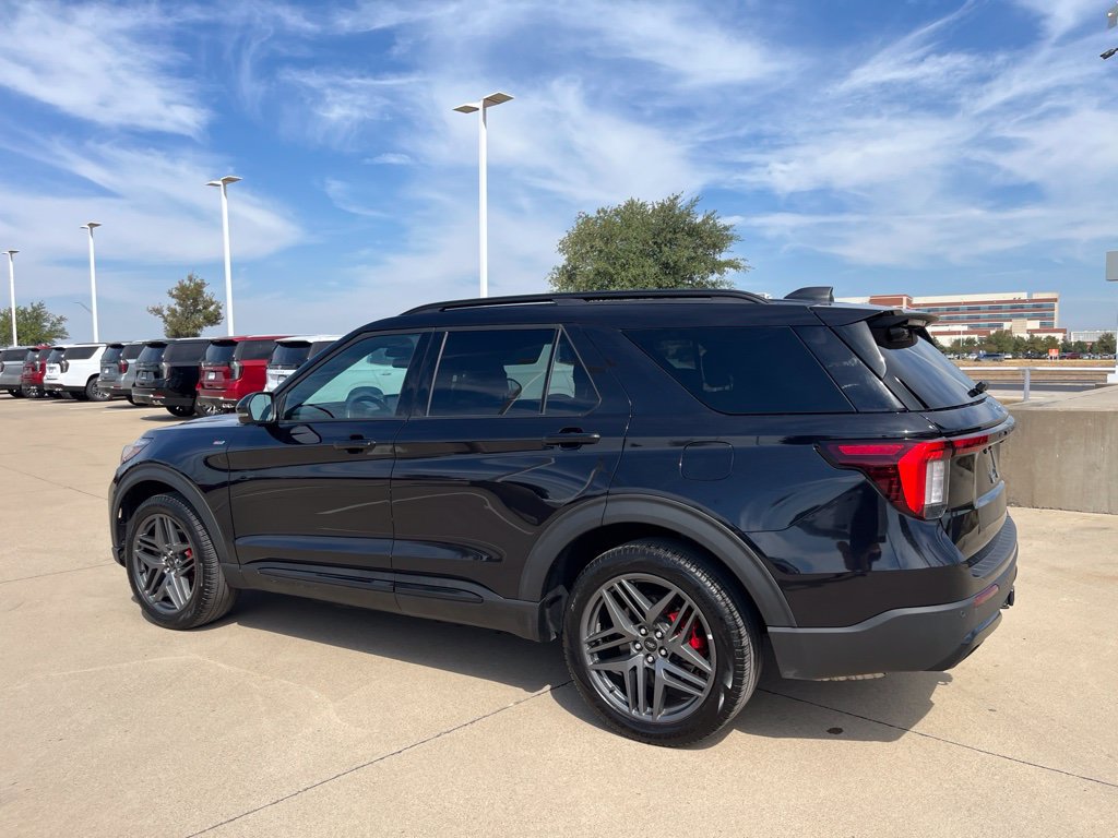 Used 2025 Ford Explorer ST-Line w/ ST-Line Street Pack AWD/4WD image 4