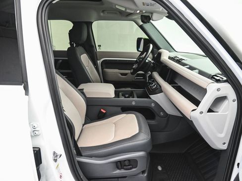 Used 2023 Land Rover Defender 110 X-Dynamic SE image 31