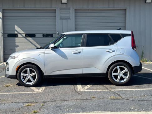 Used 2020 Kia Soul LX FWD image 2