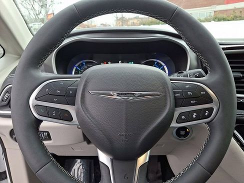 Used 2023 Chrysler Pacifica Touring-L image 19