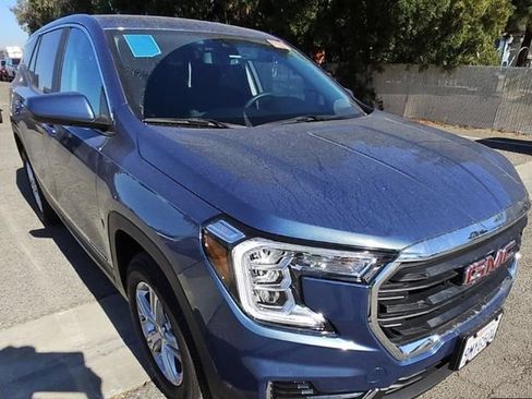 Used 2024 GMC Terrain SLE FWD image 2