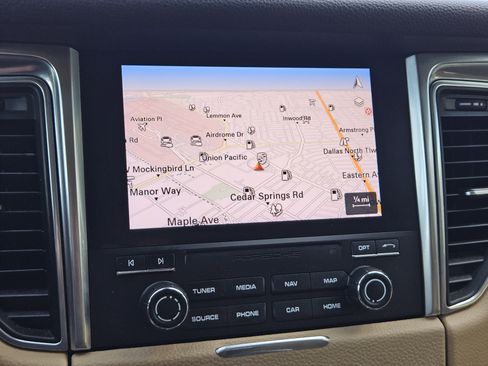 Used 2018 Porsche Macan image 17