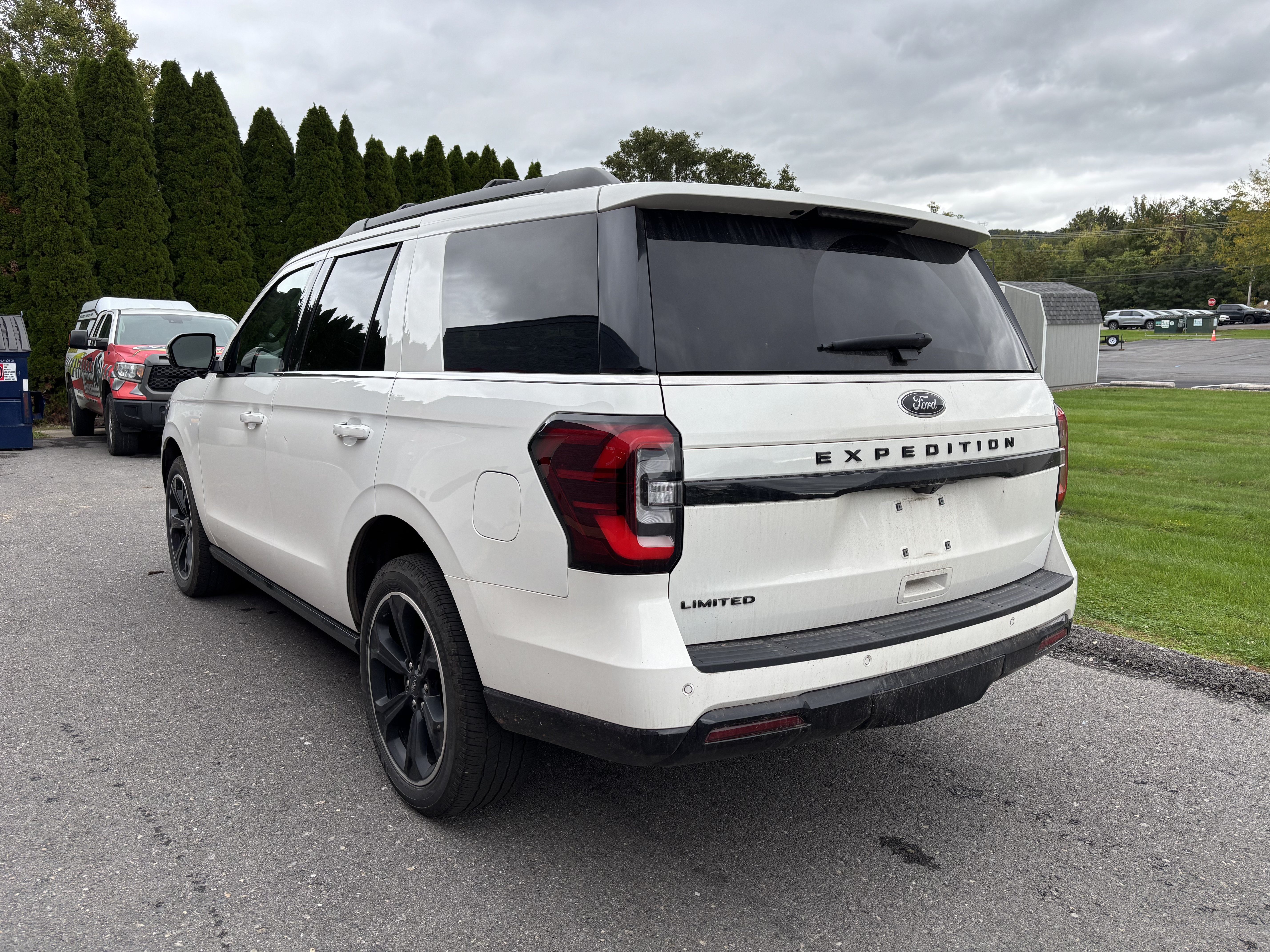 Used 2023 Ford Expedition Limited AWD/4WD image 5