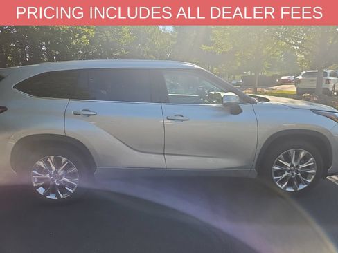 Used 2021 Toyota Highlander Limited FWD image 15