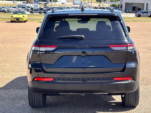 Used 2023 Jeep Grand Cherokee Altitude AWD/4WD image 7