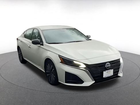 Used 2025 Nissan Altima 2.5 SV FWD image 3
