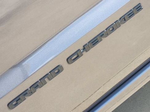 Used 2020 Jeep Grand Cherokee Altitude RWD image 11