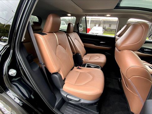 Used 2024 Toyota Grand Highlander Platinum image 32