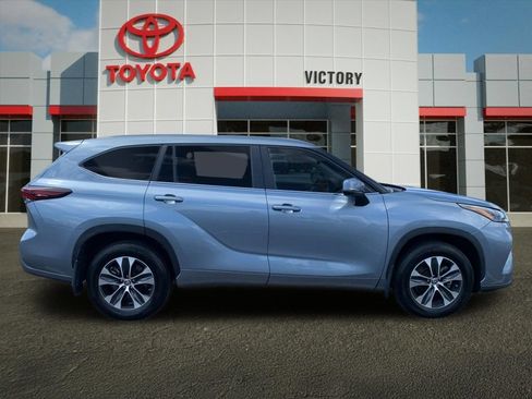 Used 2024 Toyota Highlander XLE AWD/4WD image 2