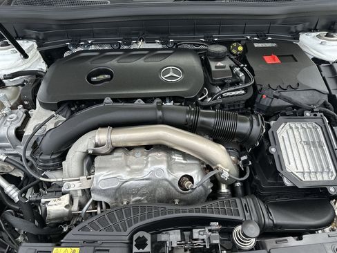 Used 2025 Mercedes-Benz GLB 250 4MATIC image 17