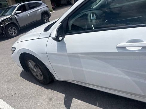 Certified 2025 Hyundai Elantra SE FWD image 9