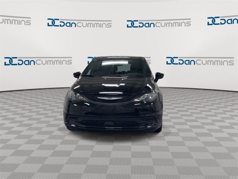 New 2025 Chrysler Voyager LX image 3