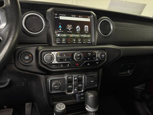 Used 2022 Jeep Wrangler Unlimited Sahara w/ Dual Top Group AWD/4WD image 18