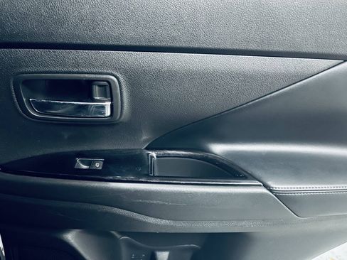 Used 2019 Mitsubishi Outlander LE FWD image 28