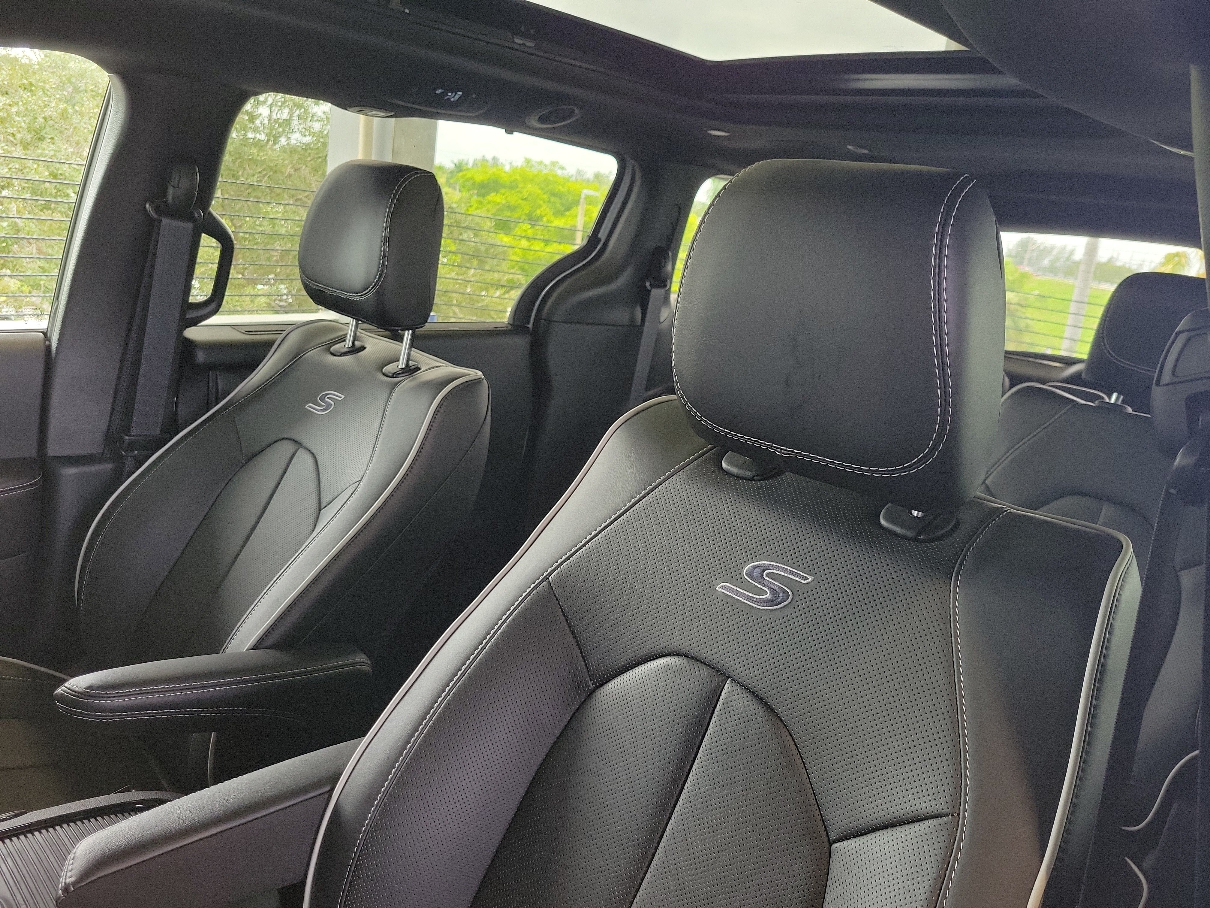 New 2026 Chrysler Pacifica Limited w/ S Appearance Package FWD image 19