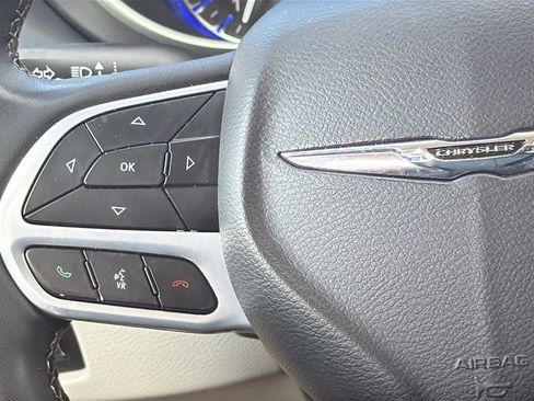 Used 2023 Chrysler Pacifica Touring-L image 22