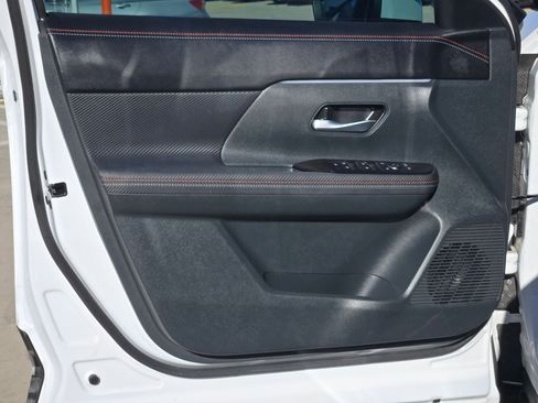 Certified 2025 Nissan Kicks SR image 11