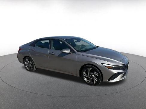 Used 2025 Hyundai Elantra SEL image 2