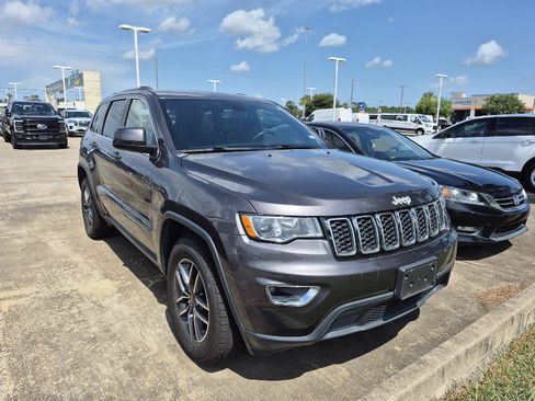 Used 2019 Jeep Grand Cherokee Laredo w/ Laredo X Package RWD image 11