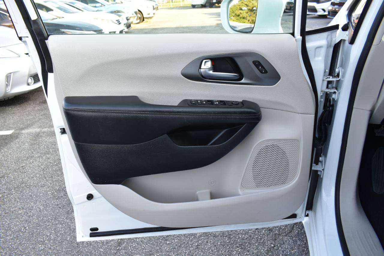Used 2022 Chrysler Pacifica Touring-L FWD image 37