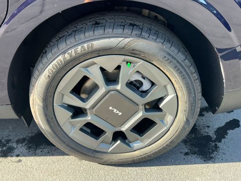 Used 2025 Kia Carnival EX FWD image 14