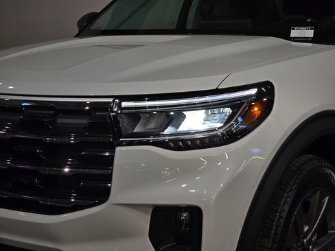 New 2025 Ford Explorer Active w/ Active Comfort Package image 8