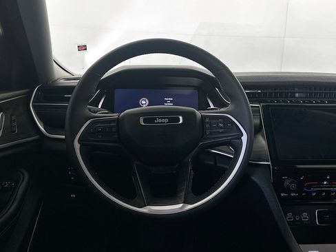 Used 2023 Jeep Grand Cherokee Limited w/ Black Appearance Package image 18