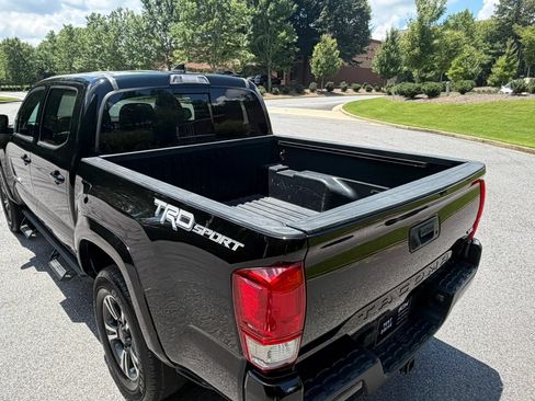 Used 2017 Toyota Tacoma TRD Sport w/ Tow Package RWD image 8
