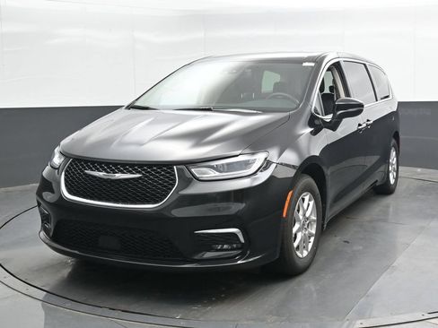 Used 2023 Chrysler Pacifica Touring-L FWD image 6