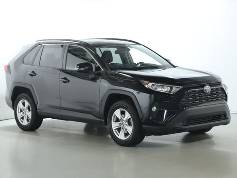 Used 2019 Toyota RAV4 XLE w/ Convenience Package FWD image 9