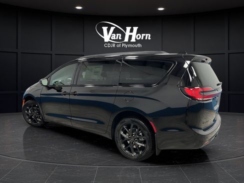 New 2027 Chrysler Pacifica Limited w/ Family Tech Group AWD/4WD image 5