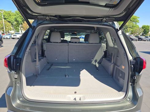Used 2019 Toyota Highlander XLE w/ Carpet Mat Package (TMS) AWD/4WD image 16