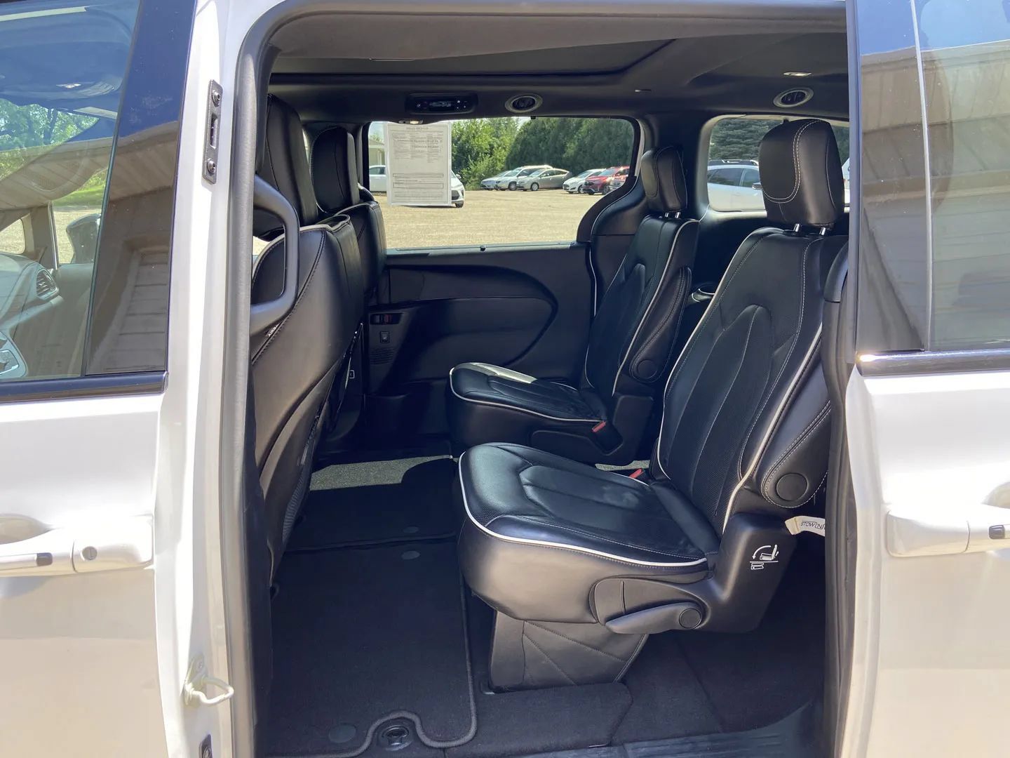 Used 2025 Chrysler Pacifica Limited FWD image 27