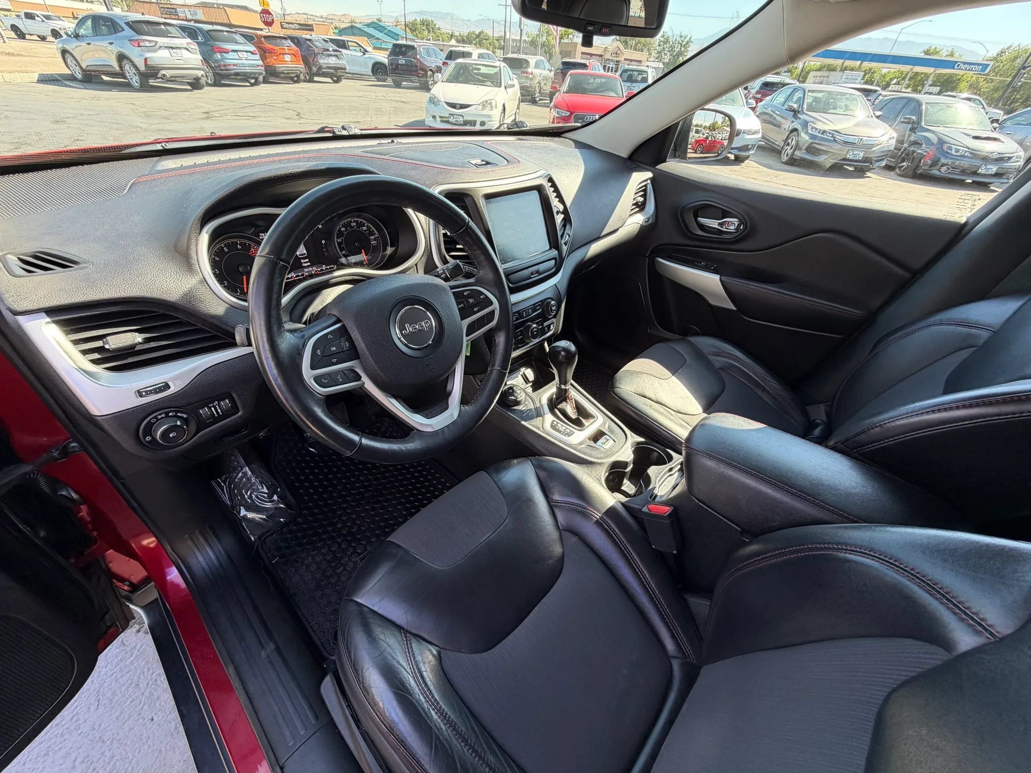 Used 2017 Jeep Cherokee Trailhawk w/ Cold Weather Group AWD/4WD image 10