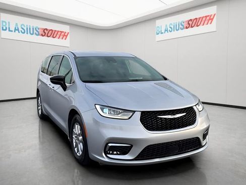 Used 2024 Chrysler Pacifica Touring-L FWD image 1