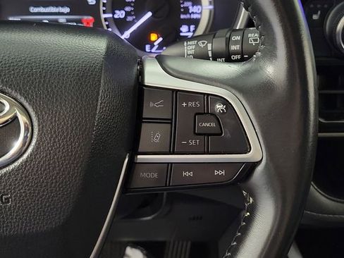 Used 2024 Toyota Highlander XLE FWD image 26