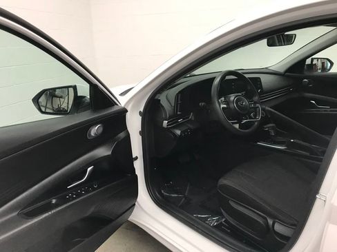 Used 2023 Hyundai Elantra SE image 15