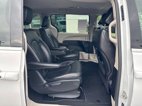 Used 2023 Chrysler Pacifica Touring-L FWD image 21
