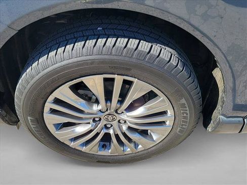 Used 2021 Toyota Venza Limited image 9